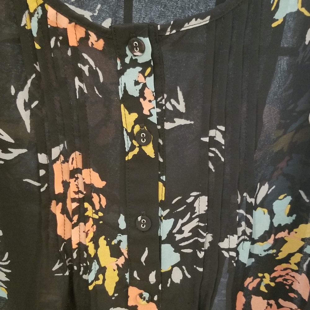 Torrid Sheer Floral Tank. Back tulip hem. Size - Picture 2 of 5